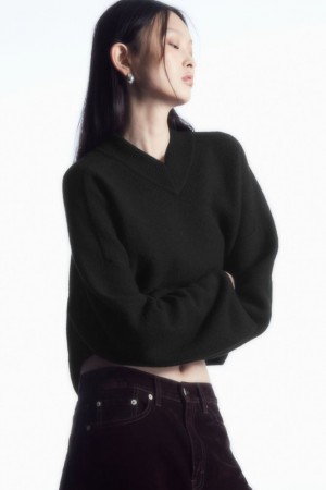 Black Cos Cropped V-neck Wool Sweater | NPYDR1248