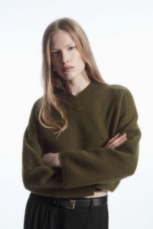 Dark Green Cos Cropped V-neck Wool Sweater | LINAF1703